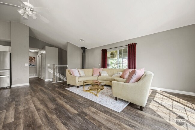 Building Photo - MUST SEE! | 4 BEDROOM 2.5 BATHROOM HOUSE |...