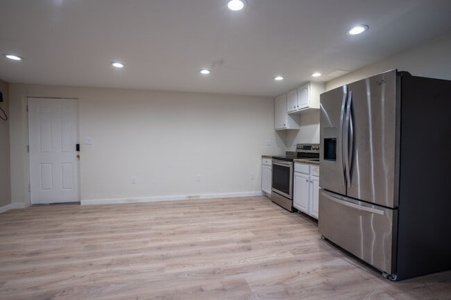 Building Photo - 1042 Davenport Dr