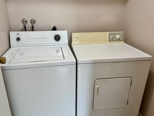 Building Photo - Updated 2 Bed/2 Bath Aurora Condo – Fireplace, Washer/Dryer, Community Perks!