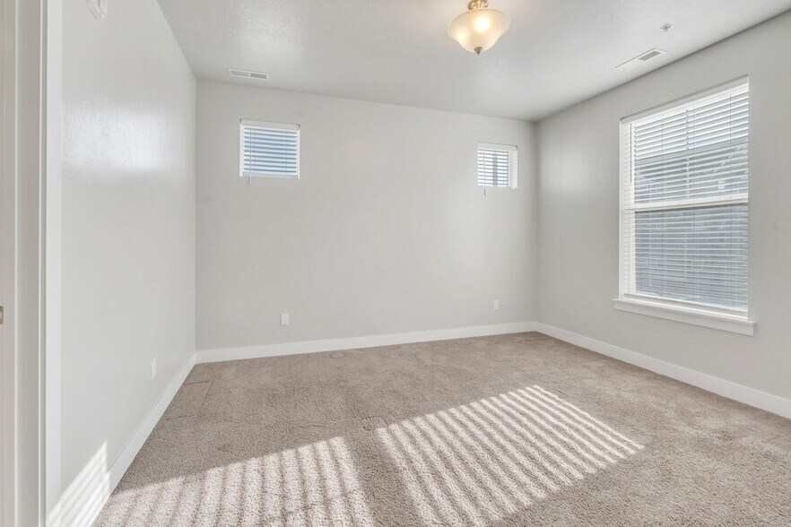 Building Photo - 751 E 250 N