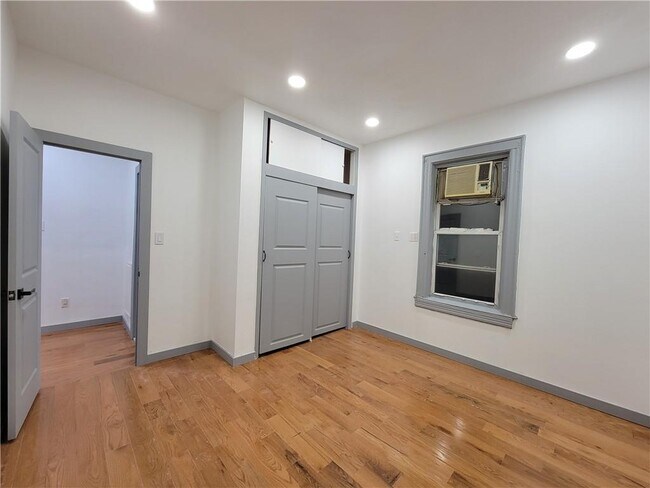 Building Photo - 1111 E 94th St