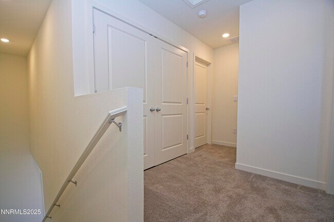 Building Photo - 843 Orchard Rock Dr