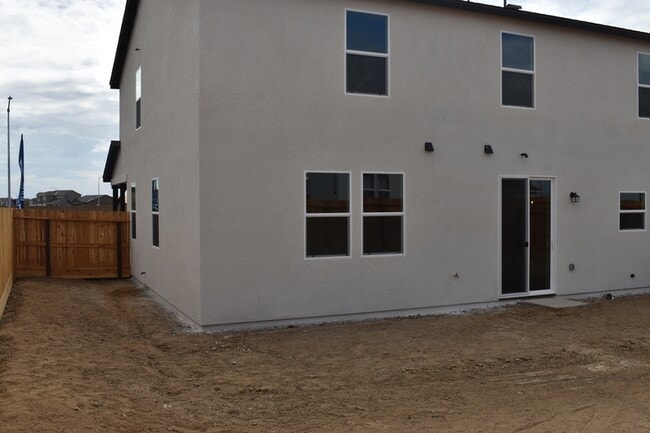 Building Photo - 682 Stephanie Dr