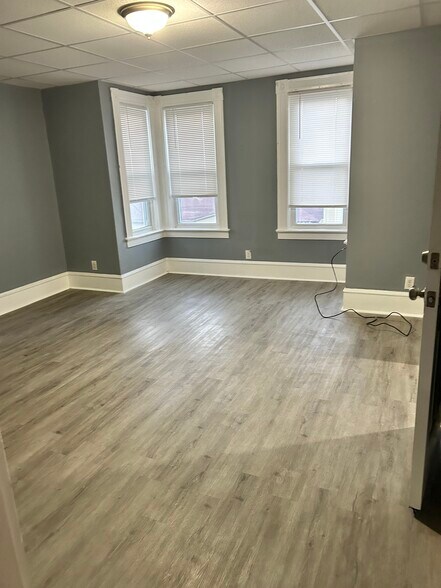 Building Photo - 18 John St