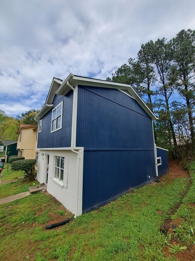 Building Photo - ONE MONTH FREE RENT! Newly Remodeled 2Bed/...