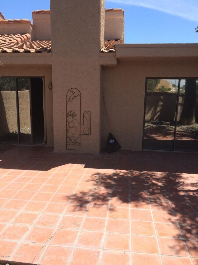 Building Photo - 304 E Bluebell Ln