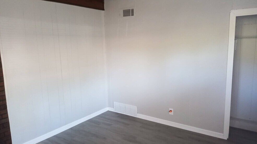 Building Photo - 2441 N Oswego Ave