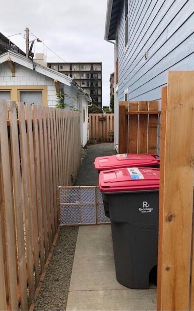Building Photo - Hermosa Park Fourplex