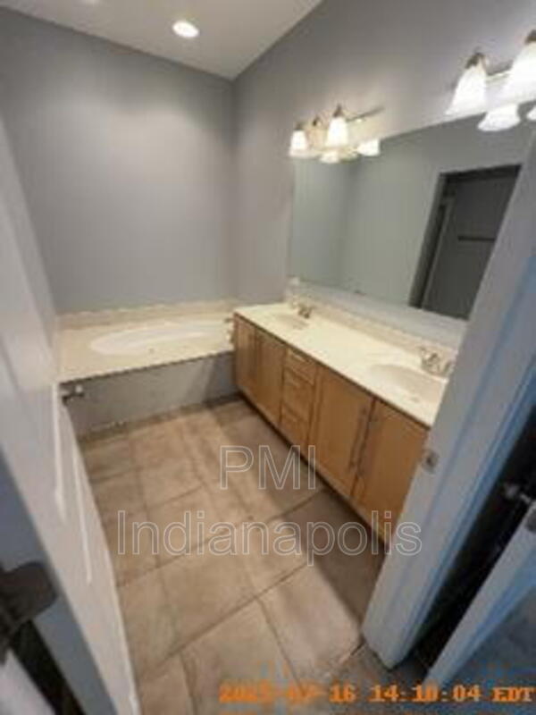 Building Photo - 141 S Meridian St