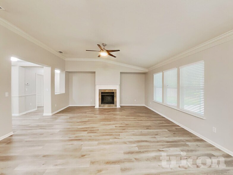 Building Photo - 757 Martin Lakes Dr E