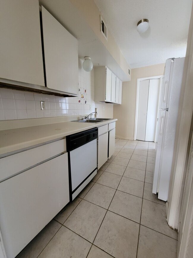 Building Photo - College Station - 2 bedroom / 1.5 bath Fou...