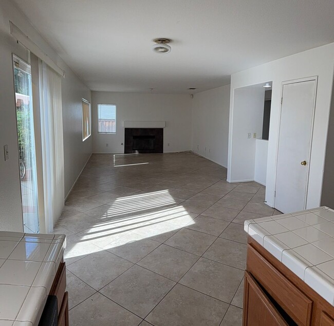 Building Photo - Spacious 4 bedroom / 3 Bathroom Jurupa Val...