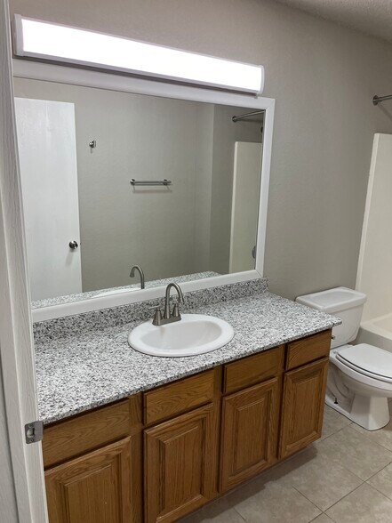 Building Photo - 887 N Daisy Ln