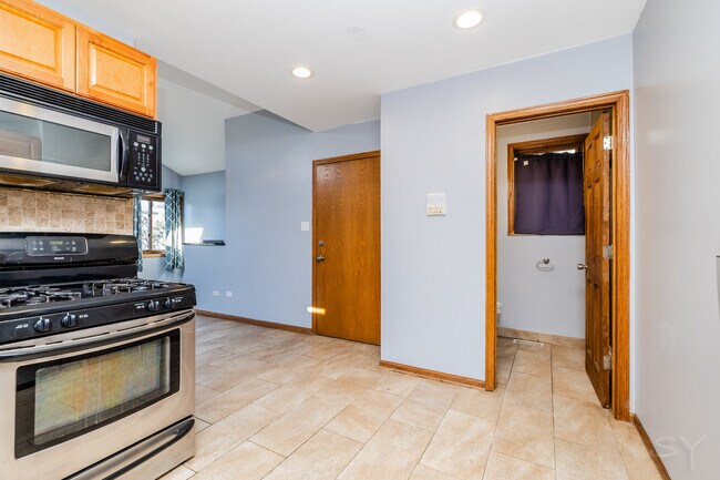 Building Photo - 807 S Claremont Ave