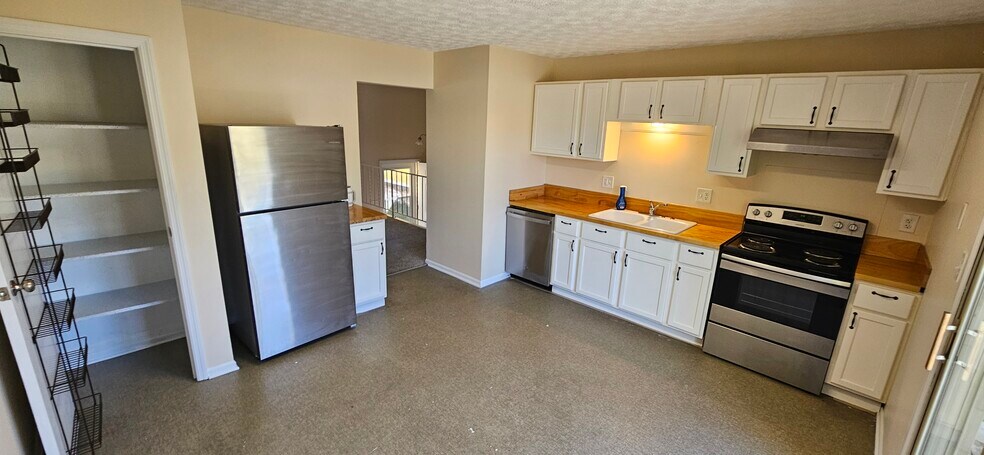 Building Photo - 6518 Birchview Dr N
