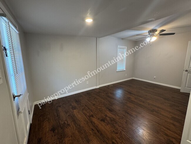 Building Photo - Charming 3 bed, 2 bath off Hwy 5 South