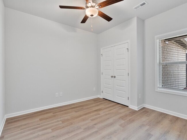 Building Photo - 210 Saddle St