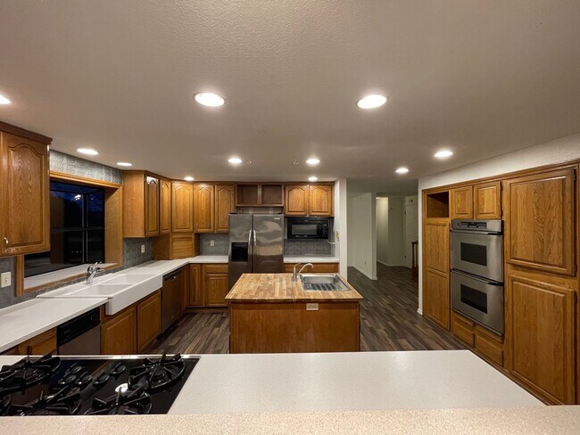 Building Photo - Luxurious 4-Bedroom Retreat with Mount Rai...