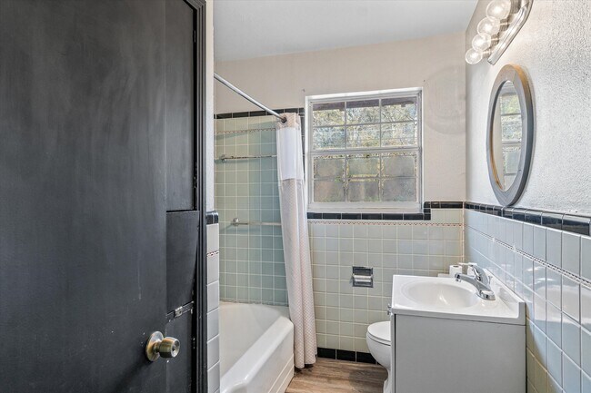 Building Photo - 175 E Elm St