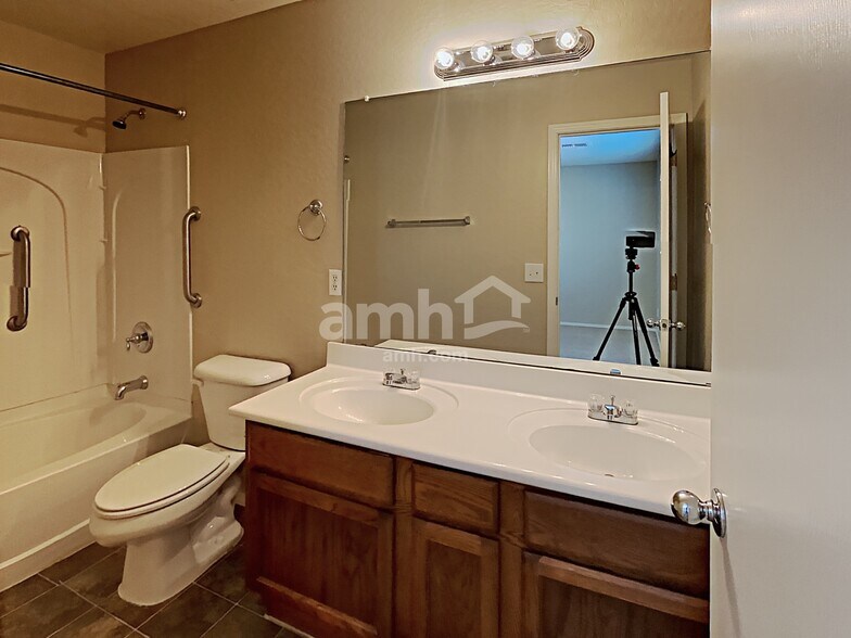 Building Photo - 7504 S Sunrise Way