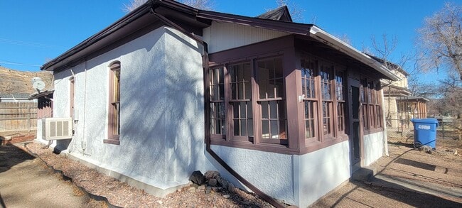 Building Photo - 2 bedroom 1 bath home