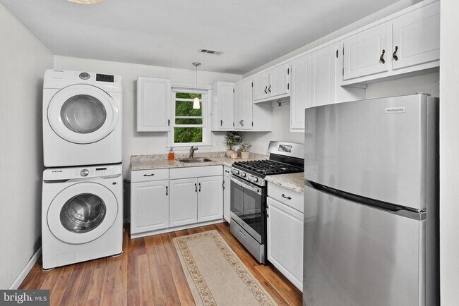 Building Photo - 295 Lander Dr