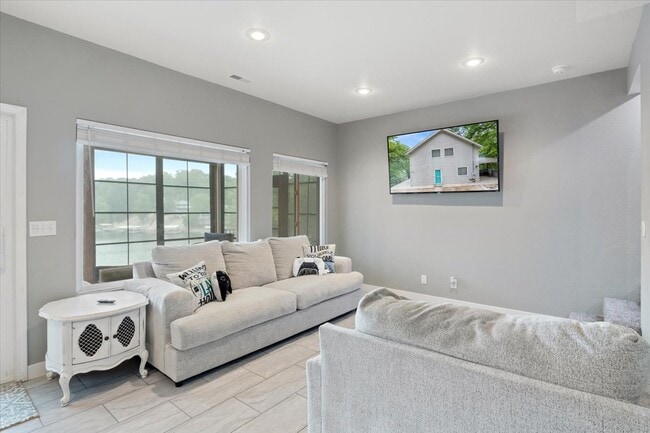 Building Photo - 24 Mimosa Rd