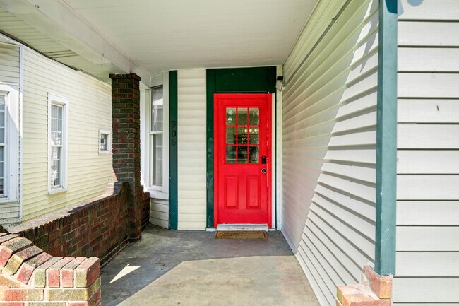 Building Photo - 906 Villa Ave