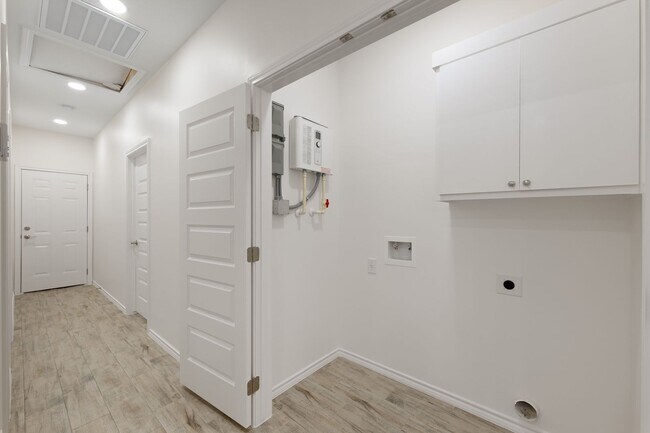 Building Photo - 2326 Summit Rd