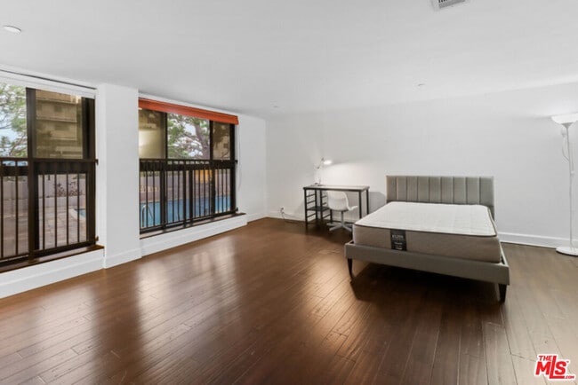 Building Photo - 10982 Roebling Ave