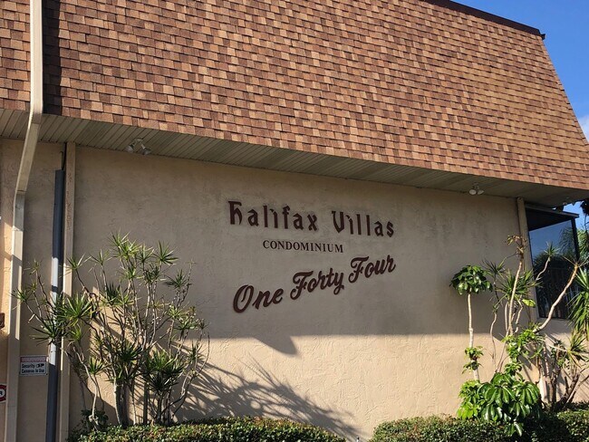 Building Photo - 2 bedroom 2 bath recent remodel Direct river front.