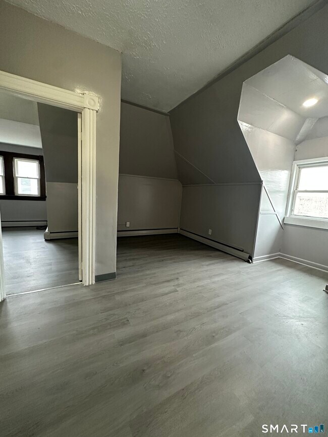 Building Photo - 402 Sigourney St