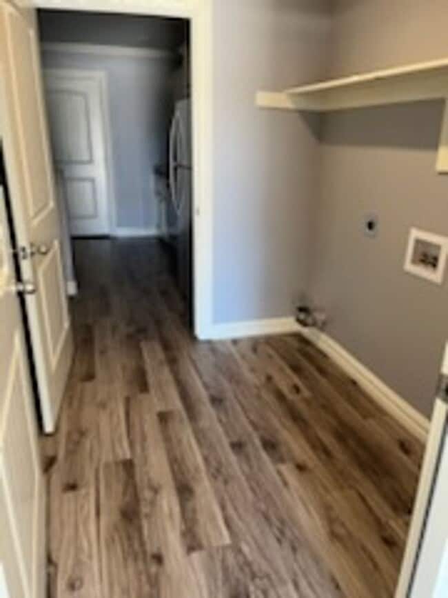 Building Photo - 3 bedroom Duplex with move in special