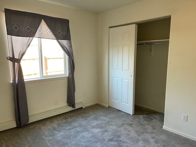 Building Photo - 3 bed, 2 bath, 2 car garage