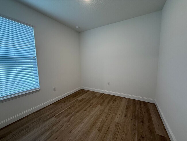 Building Photo - Beautiful 4 bedroom 2 bathroom home