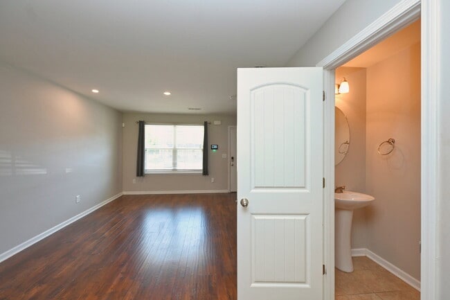 Building Photo - Minutes to Nashville! Stylish 2BR/2.5BA Goodlettsville Townhome
