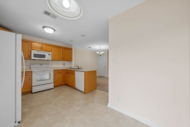 Building Photo - Large 2 Bedroom 2 1/2 Bath Dog Friendly Condo For Rent!