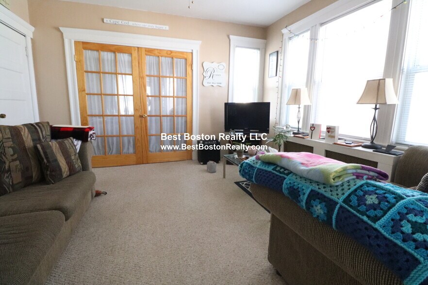 Building Photo - 338 Main St