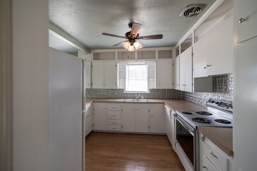 Building Photo - 2025 W Admiral Rd