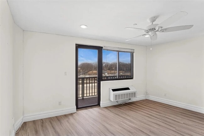 Building Photo - 46-146 Grand Central Pkwy