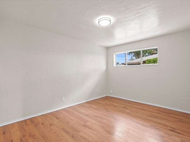 Building Photo - Move In Ready Midtown Dream Home