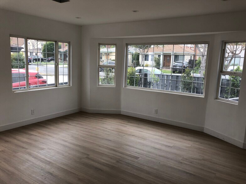 Living room - 9042 Carson St