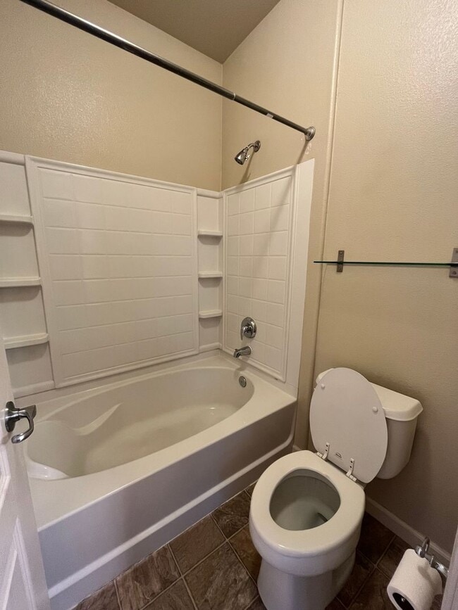 Building Photo - Spacious 2 bed 2 bath condo available in N...