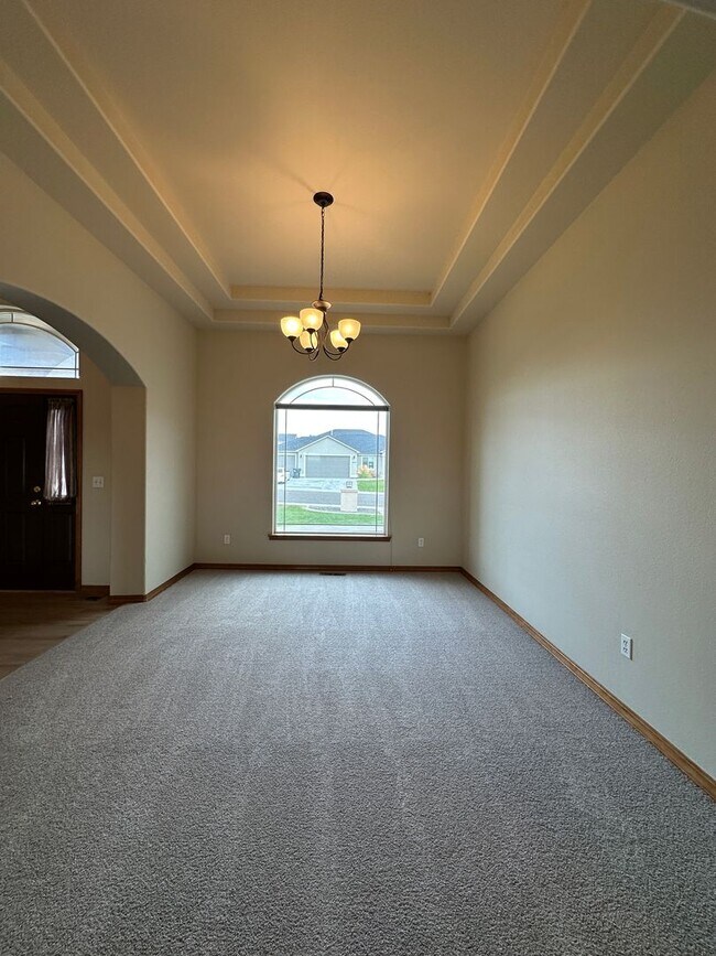 Building Photo - Luxury, One Level Living!