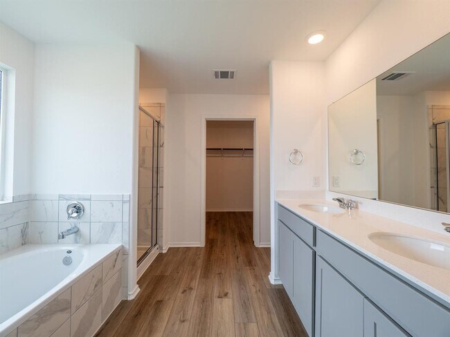 Building Photo - 702 Silver Springs Bend