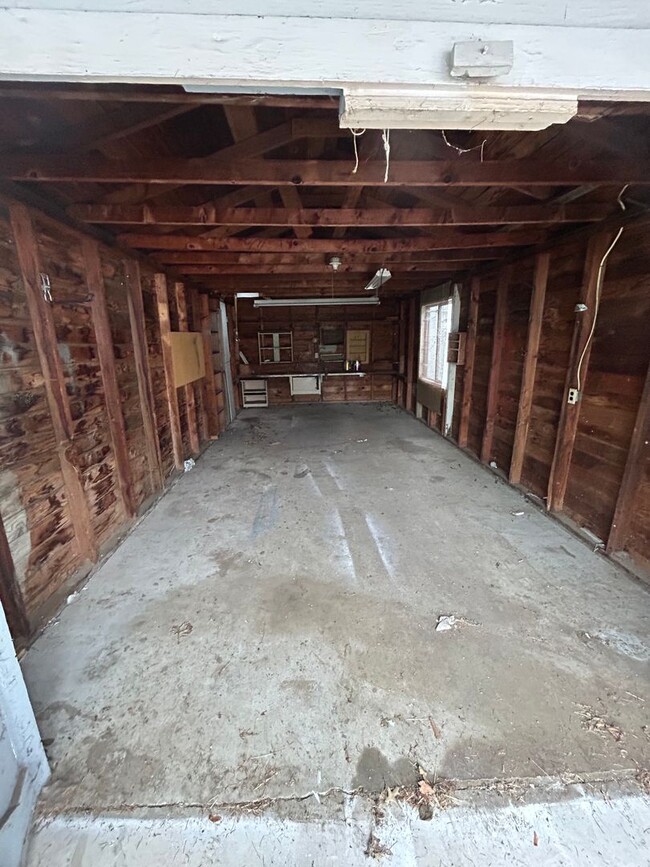 Building Photo - 3 Bedroom/1 bath Home available now.