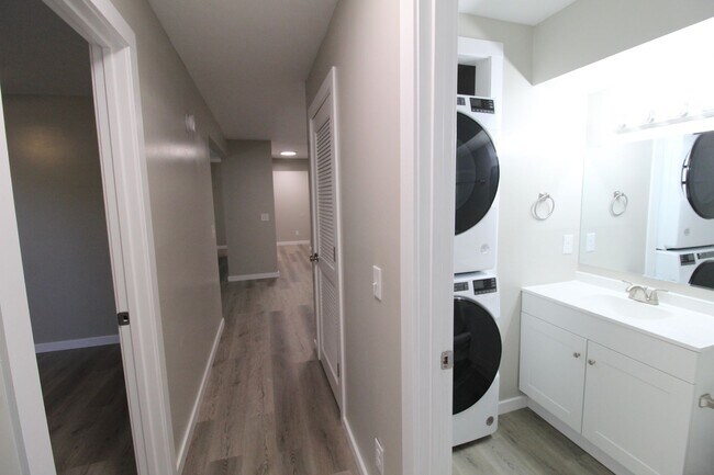 Building Photo - Stunning Fully Remodeled 3BR Condo at Madison Manor – Available This July!