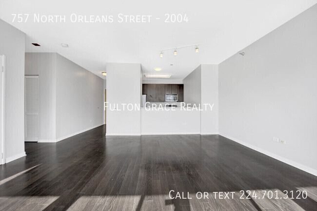 Building Photo - 2  Bed  1.5  Bath  River North