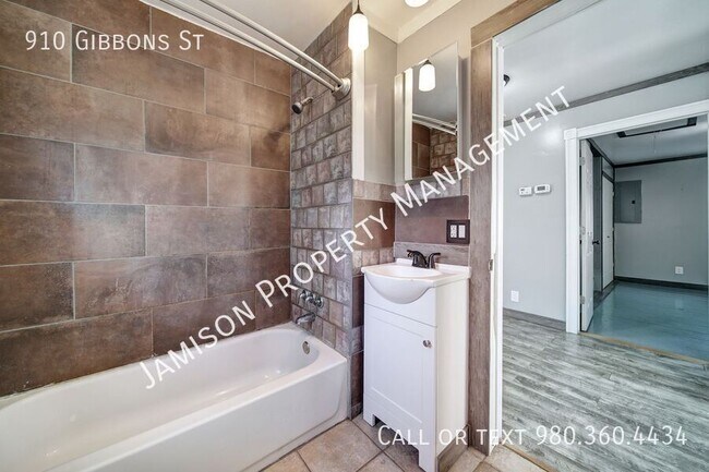 Building Photo - 910 Gibbons St