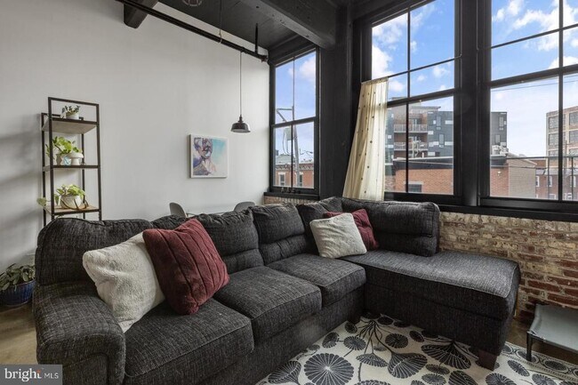 Building Photo - 1701 Tulip St